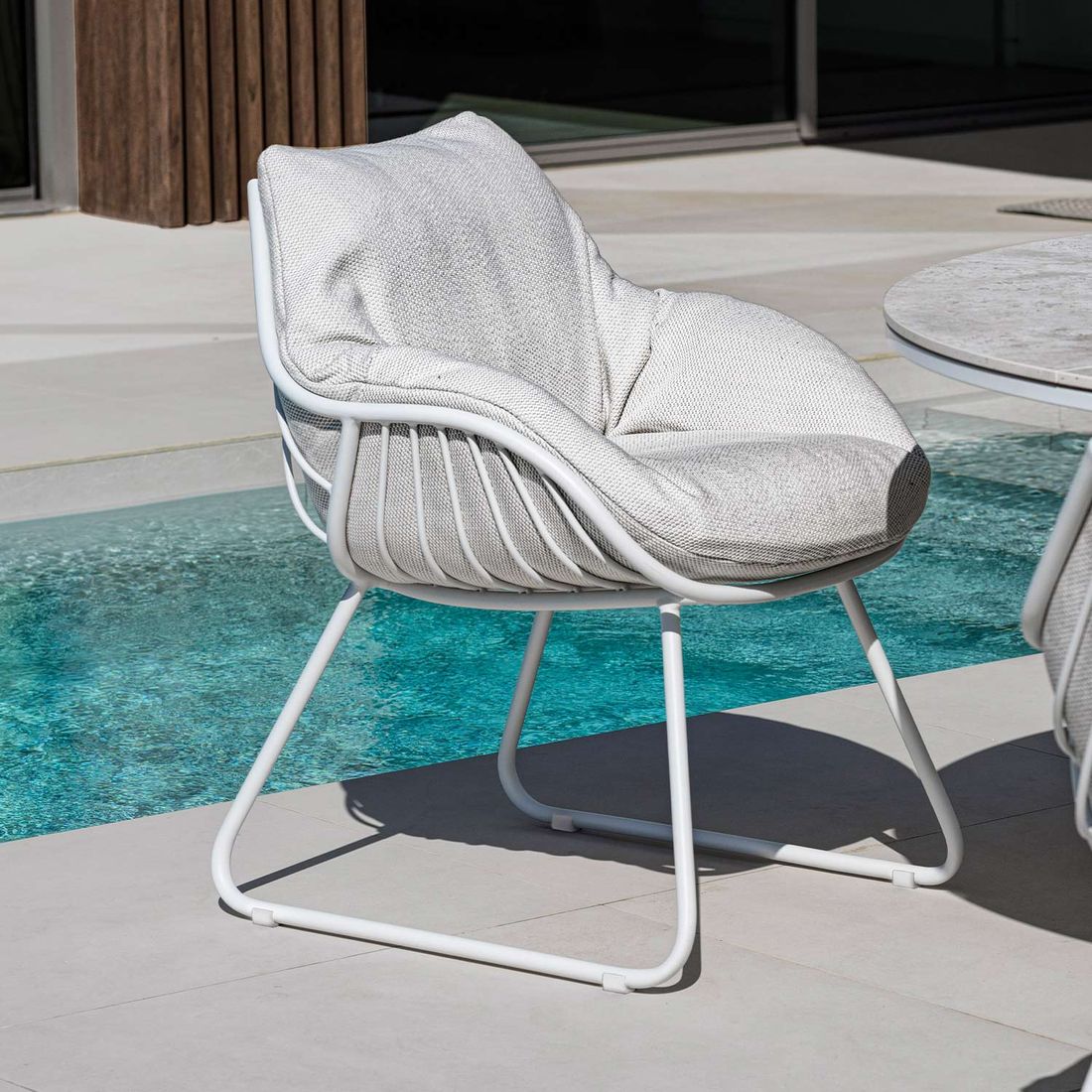 Hagestol Chill aluminium/akryl 65x70 cm - Solpuri montert i hage