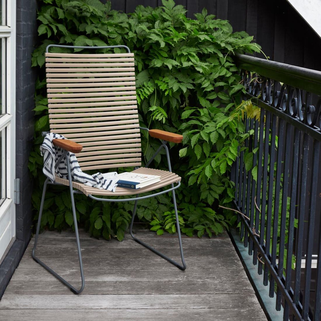 Montert Hagestol Click Position regulerbar rygg stål 58x57 cm på terrasse