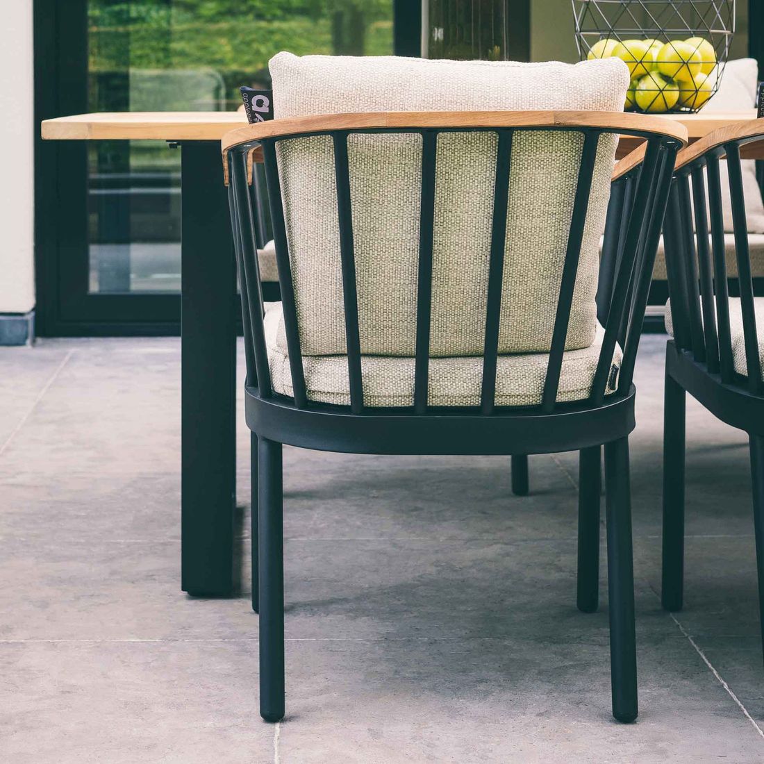 Hagestol med armlener Condor aluminium med puter montert ute på terrasse