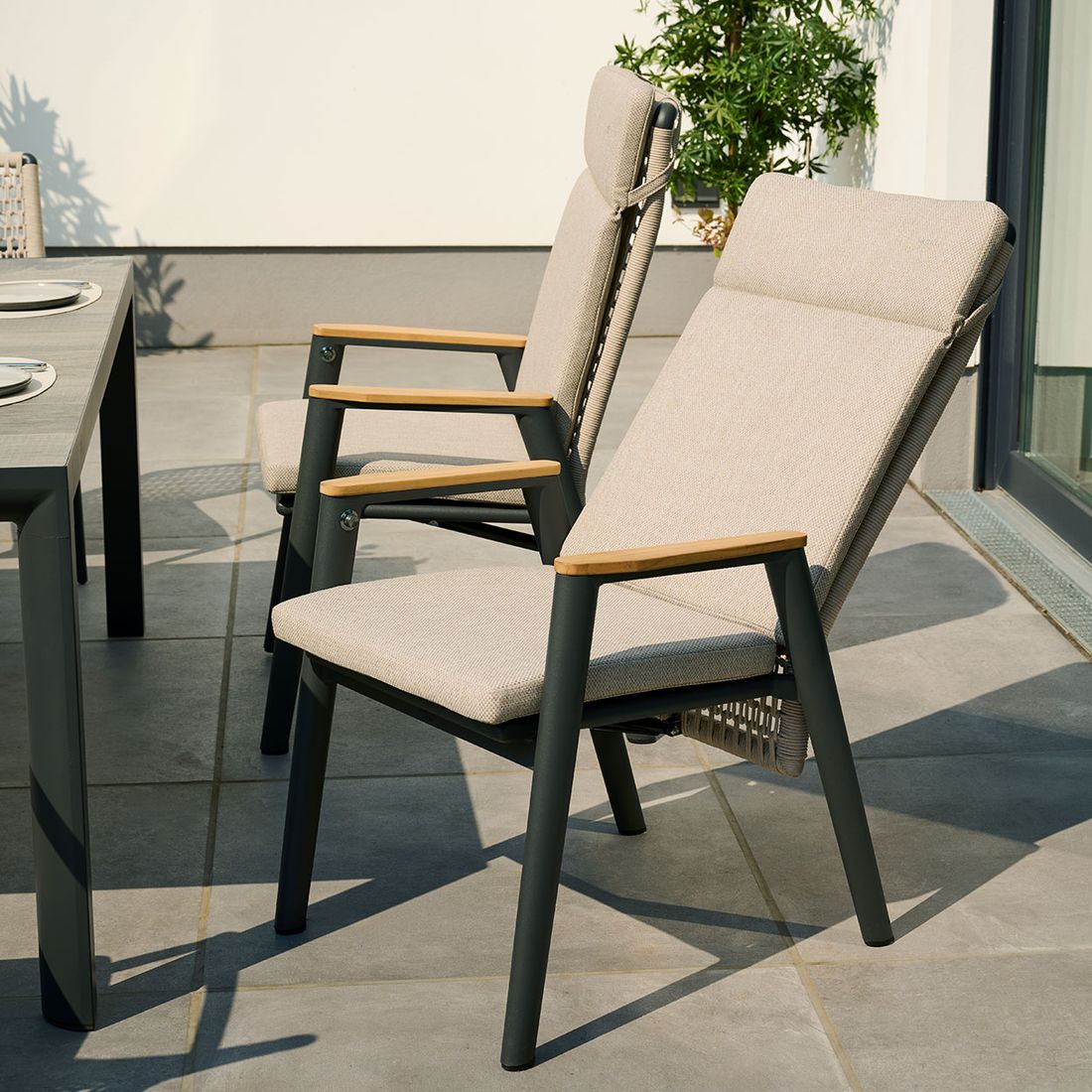 Hagestol Cortina aluminium med puter, regulerbar rygg bakside