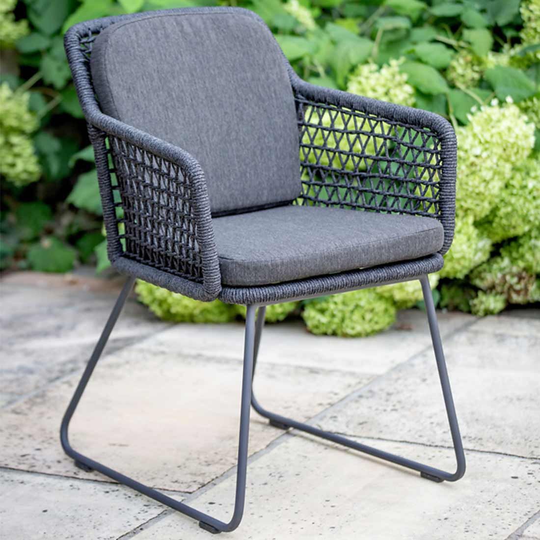 Hagestol med armlener Kubu aluminium/tau med sittepute - Niehoff bakside