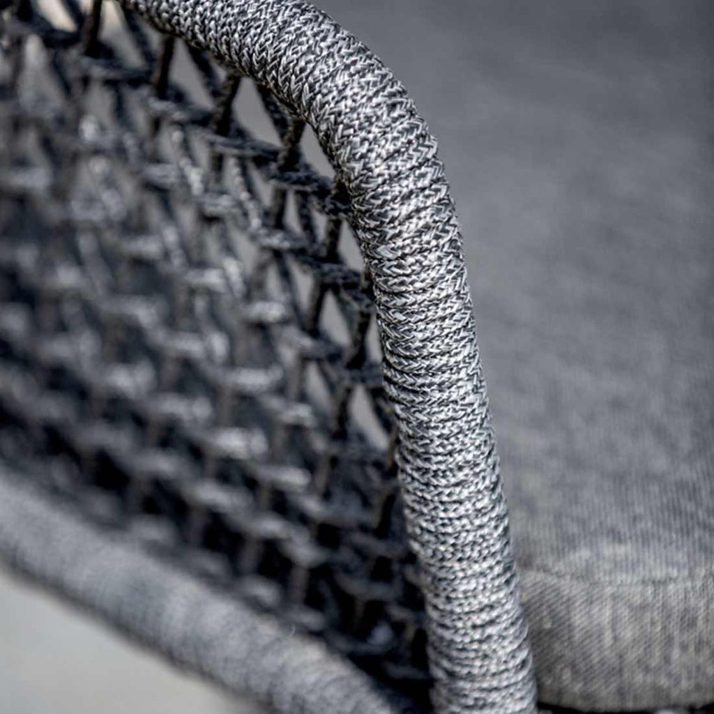 Detalj av tauflett på Hagestol med armlener Kubu aluminium/tau med sittepute - Niehoff