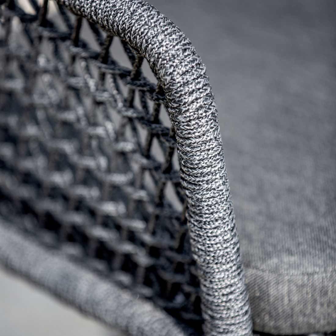 Detalj av tauflett på Hagestol med armlener Kubu aluminium/tau med sittepute - Niehoff