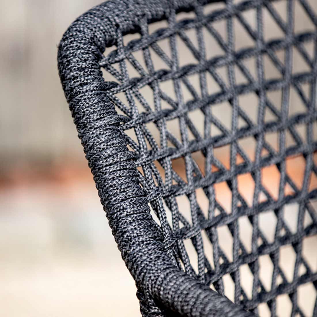 Montert Hagestol med armlener Kubu aluminium/tau med sittepute - Niehoff på terrasse