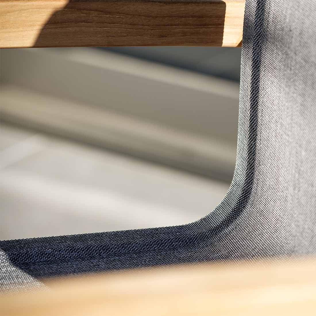 Detalj av teakramme på Hagestol Leah teak/textilen 59x65 cm - Stern