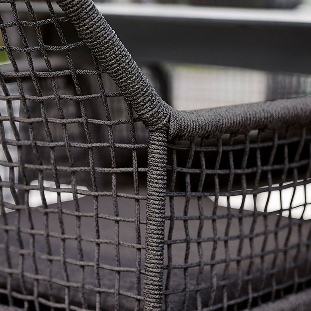 Montert Hagestol Malta aluminium med sittepute på terrasse