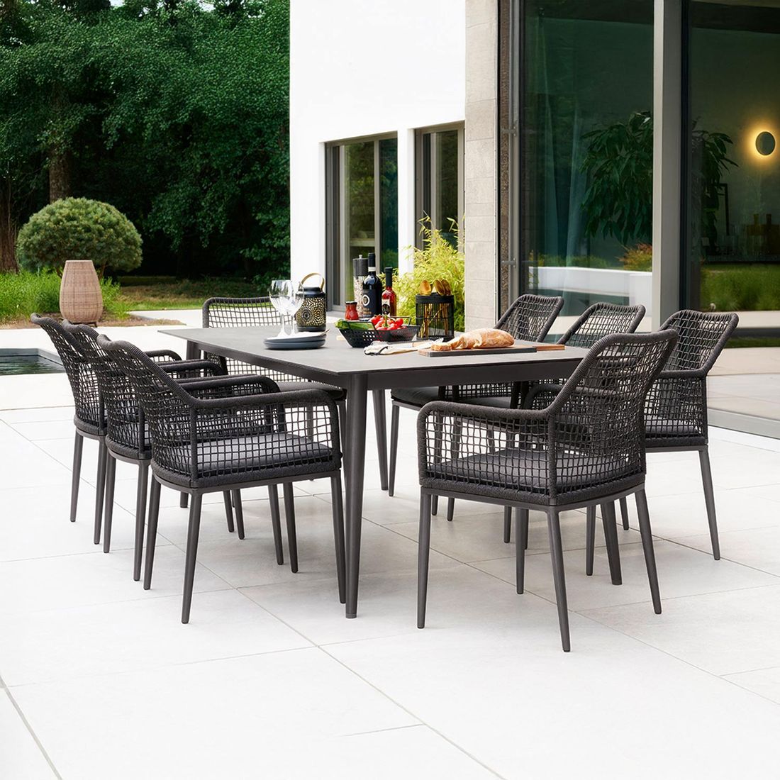 Sideprofil av Hagestol Malta aluminium med sittepute