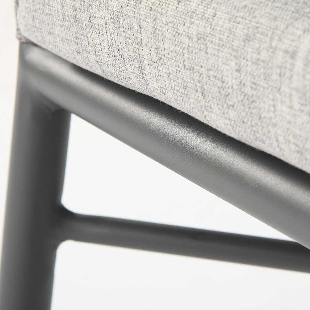 Sideprofil av Hagestol med armlener Manhattan aluminium tau antrasitt