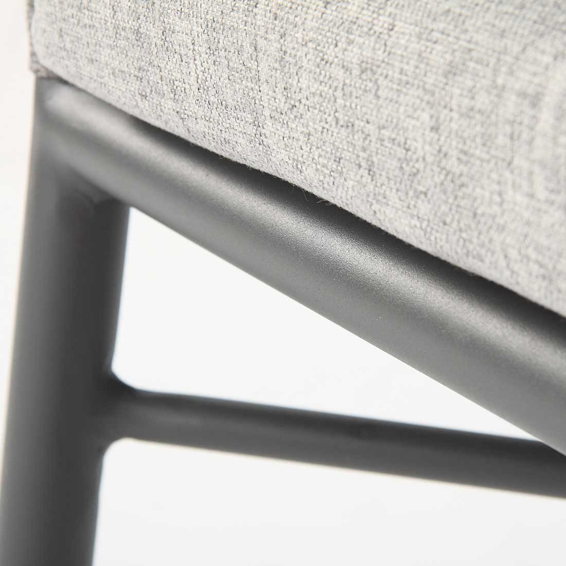 Sideprofil av Hagestol med armlener Manhattan aluminium tau antrasitt