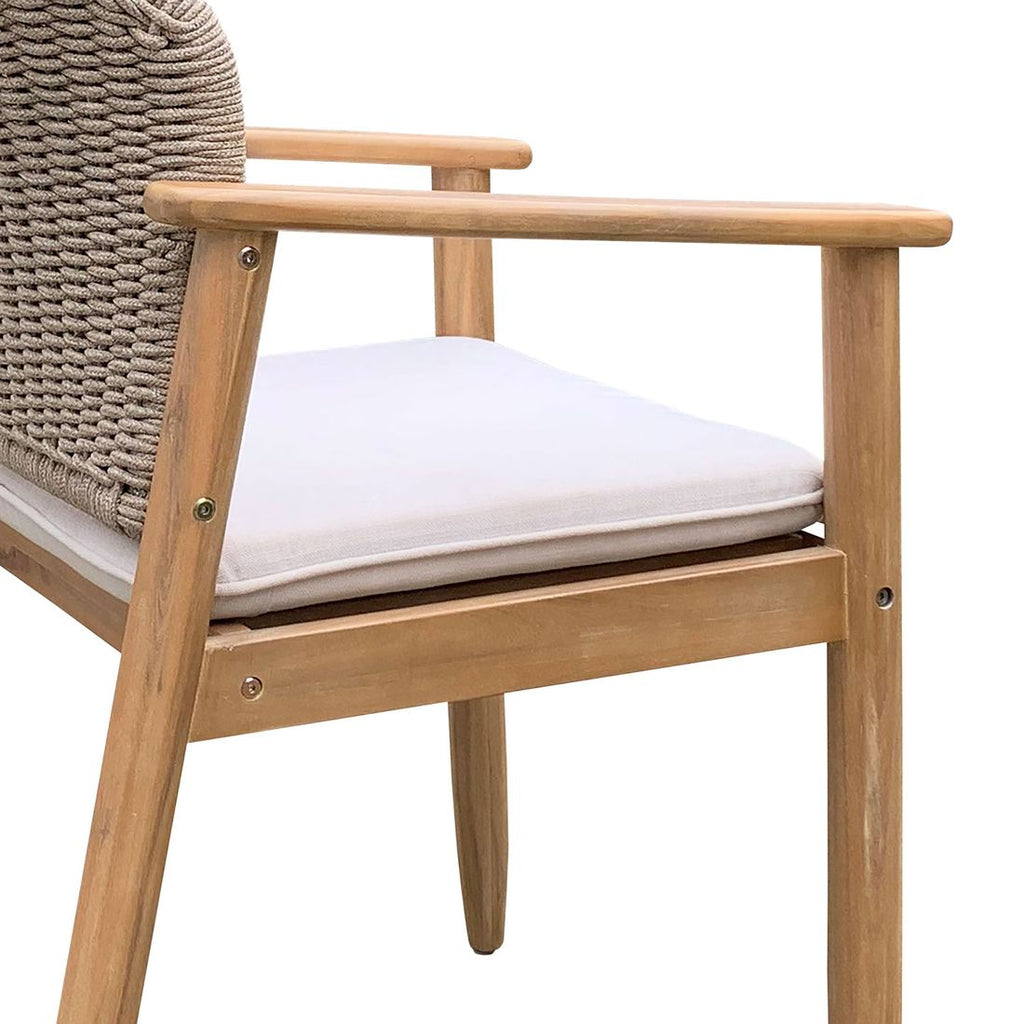 Montert Hagestol Marie akasie med sittepute 60x63 cm på terrasse