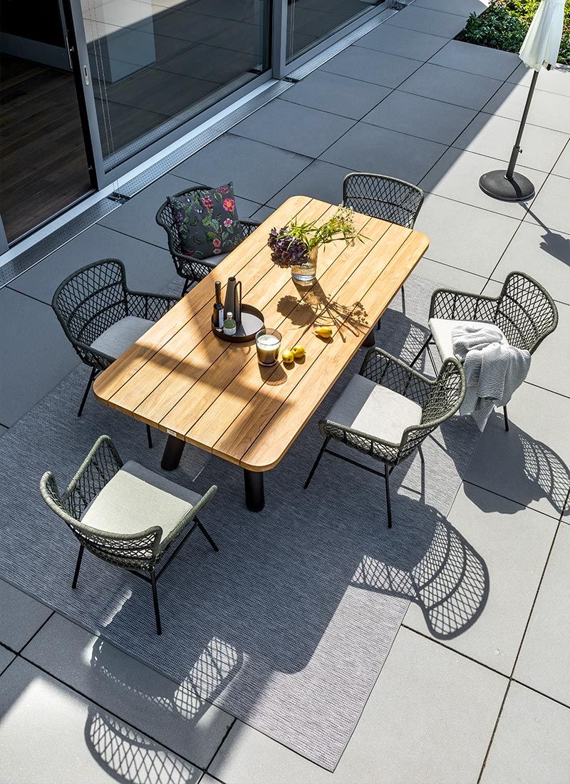 Hagestol med armlener Benet aluminium tau med puter sammen med hagebord