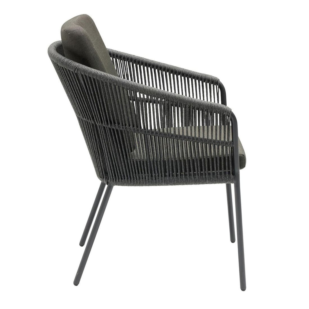 Montert Hagestol med armlener Covo aluminium tau på terrasse