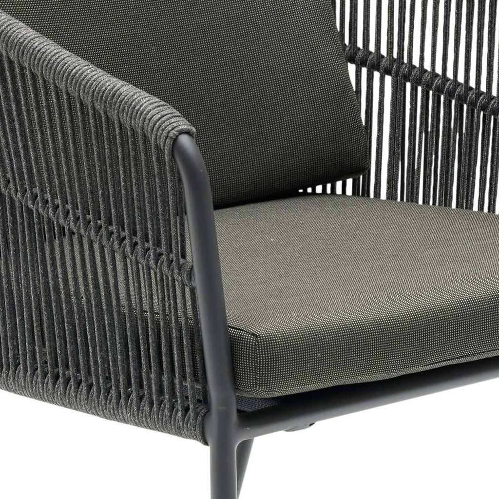 Sideprofil av Hagestol med armlener Covo aluminium tau med puter