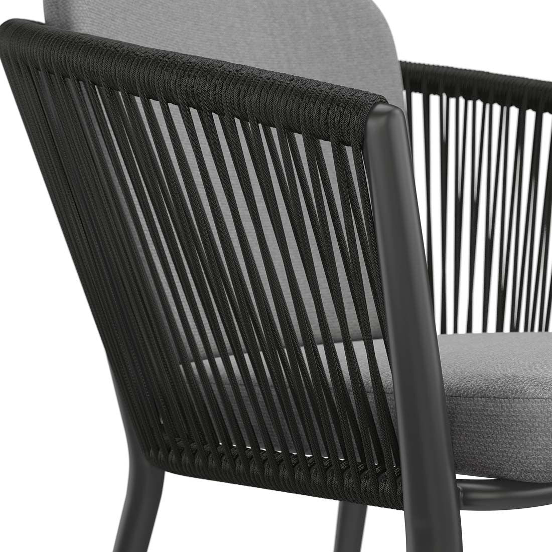 Hagestol med armlener Monet aluminium med puter helhetsbilde ute