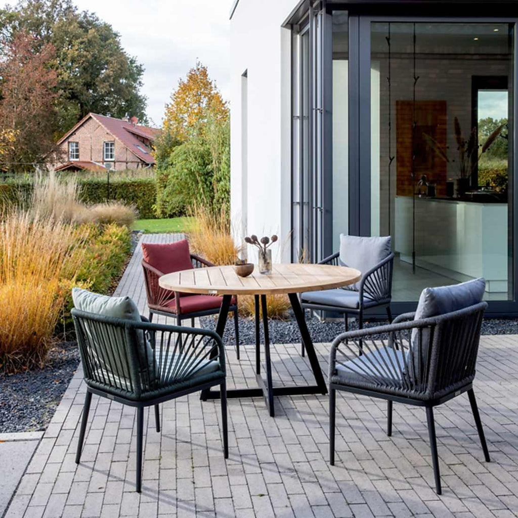 Hagestol med armlener Pino aluminium tau antrasitt montert på terrasse