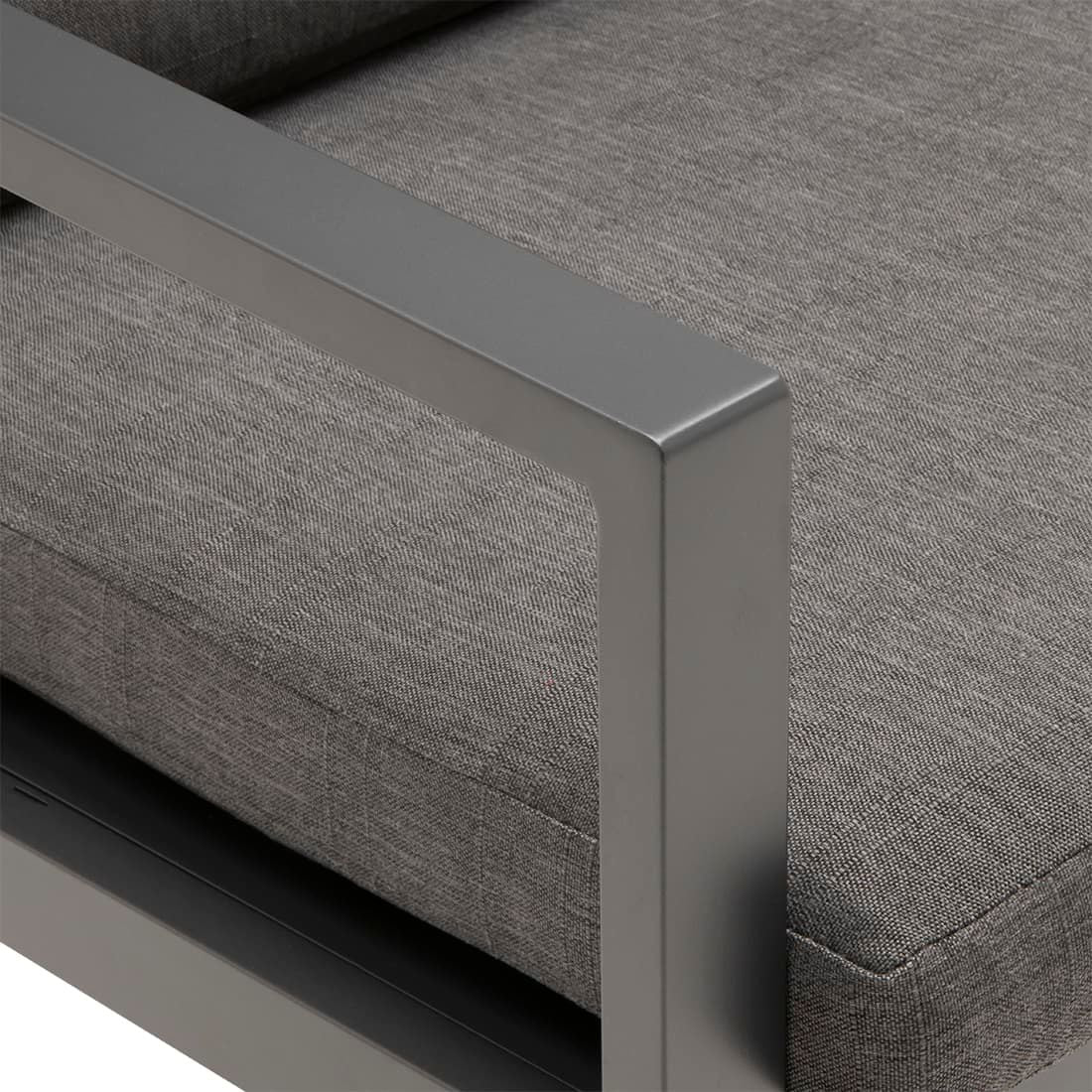 Nærbilde av armlener på Hagestol med armlener Sydney aluminium med puter 62x67 cm