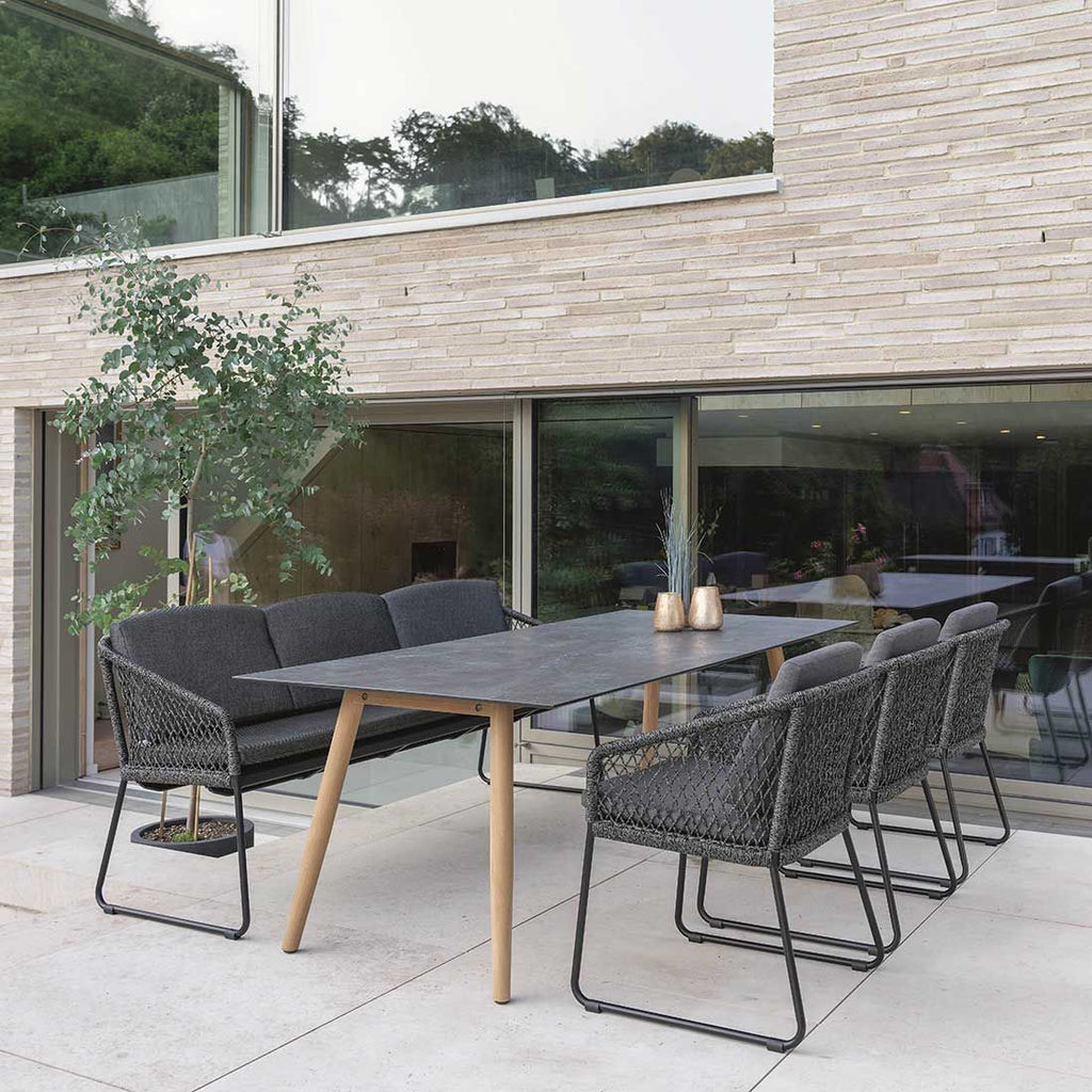 Hagestol med armlener Odea aluminium tau på terrasse