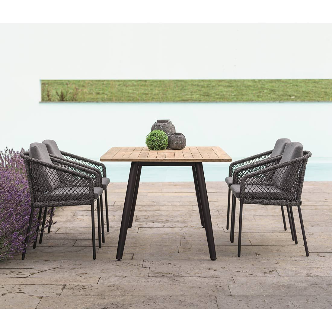 Sideprofil av Hagestol med armlener Odea aluminium tau 58x64 cm