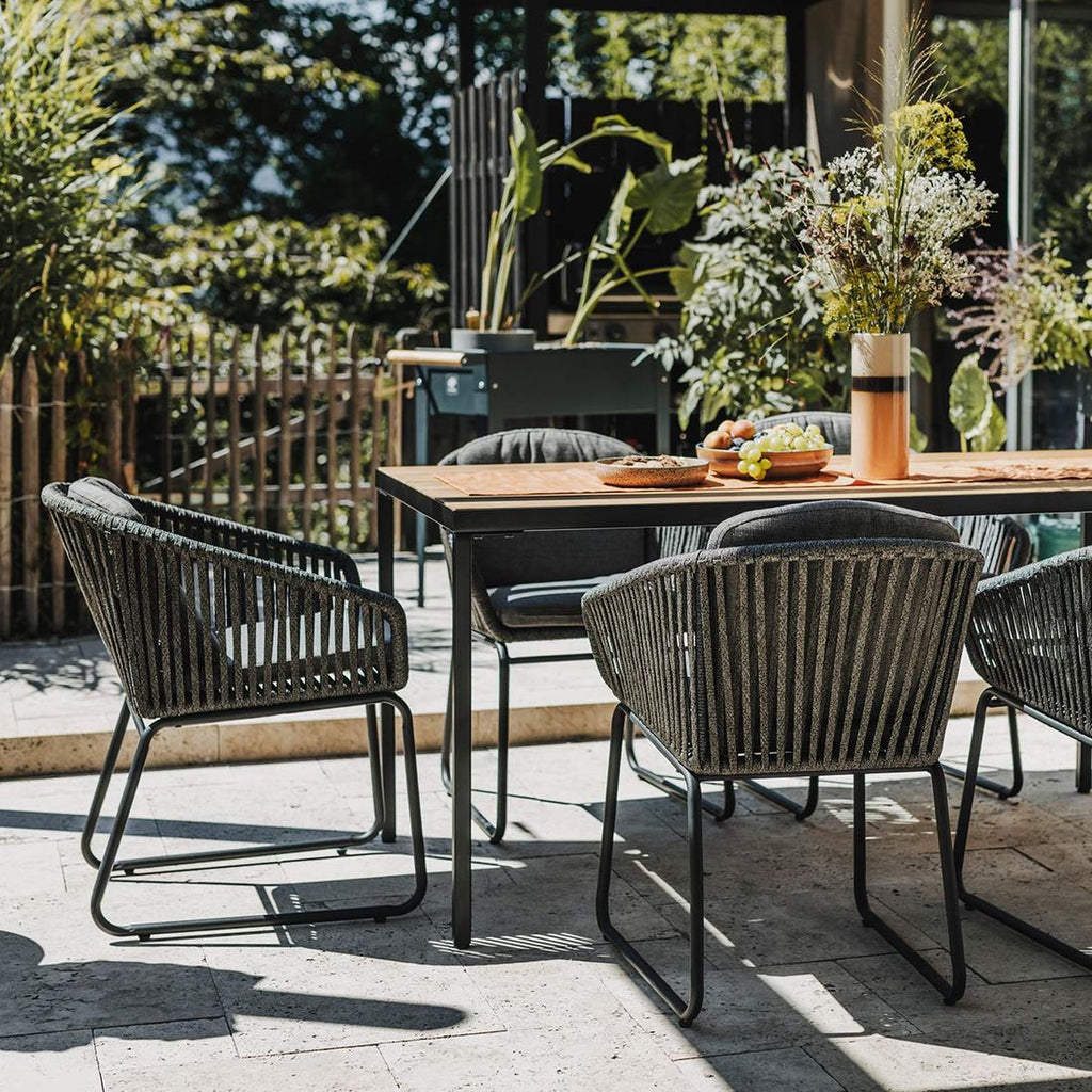 Oversikt av Hagestol Paradise stål med tau og puter på uteplass