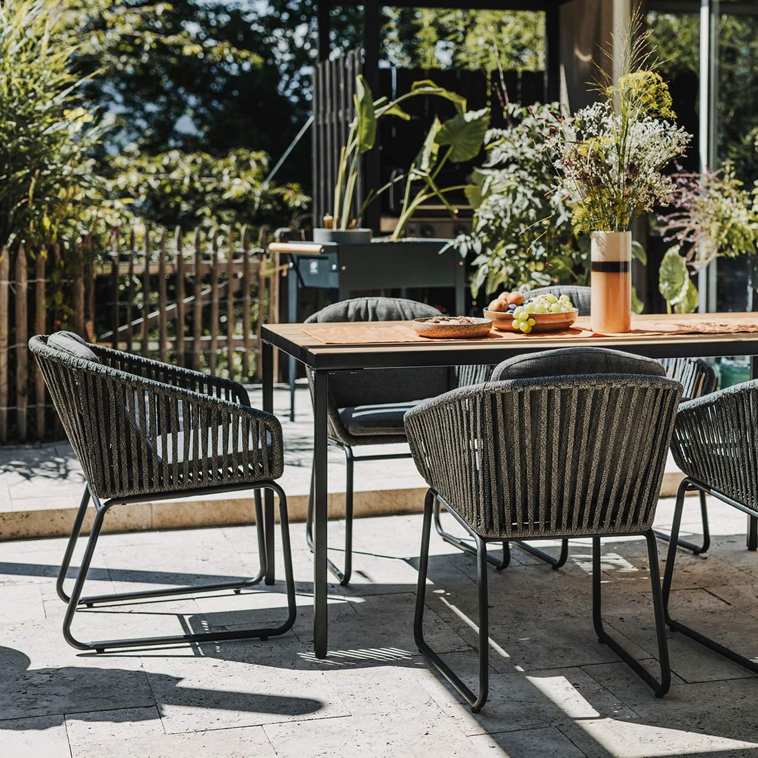 Oversikt av Hagestol Paradise stål med tau og puter på uteplass