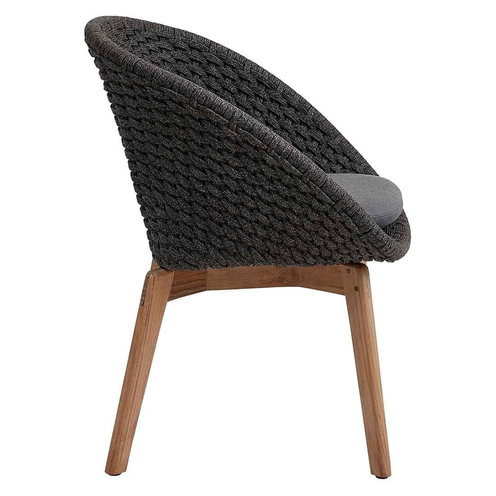 Detalj av tauvev på Hagestol med armlener Peacock resirkulert teak tau