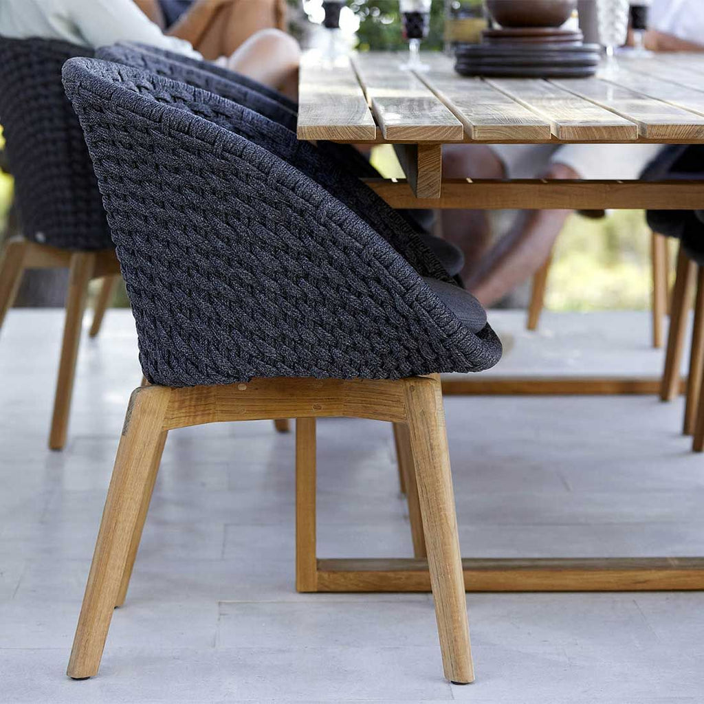 Hagestol med armlener Peacock resirkulert teak tau i naturlig miljø