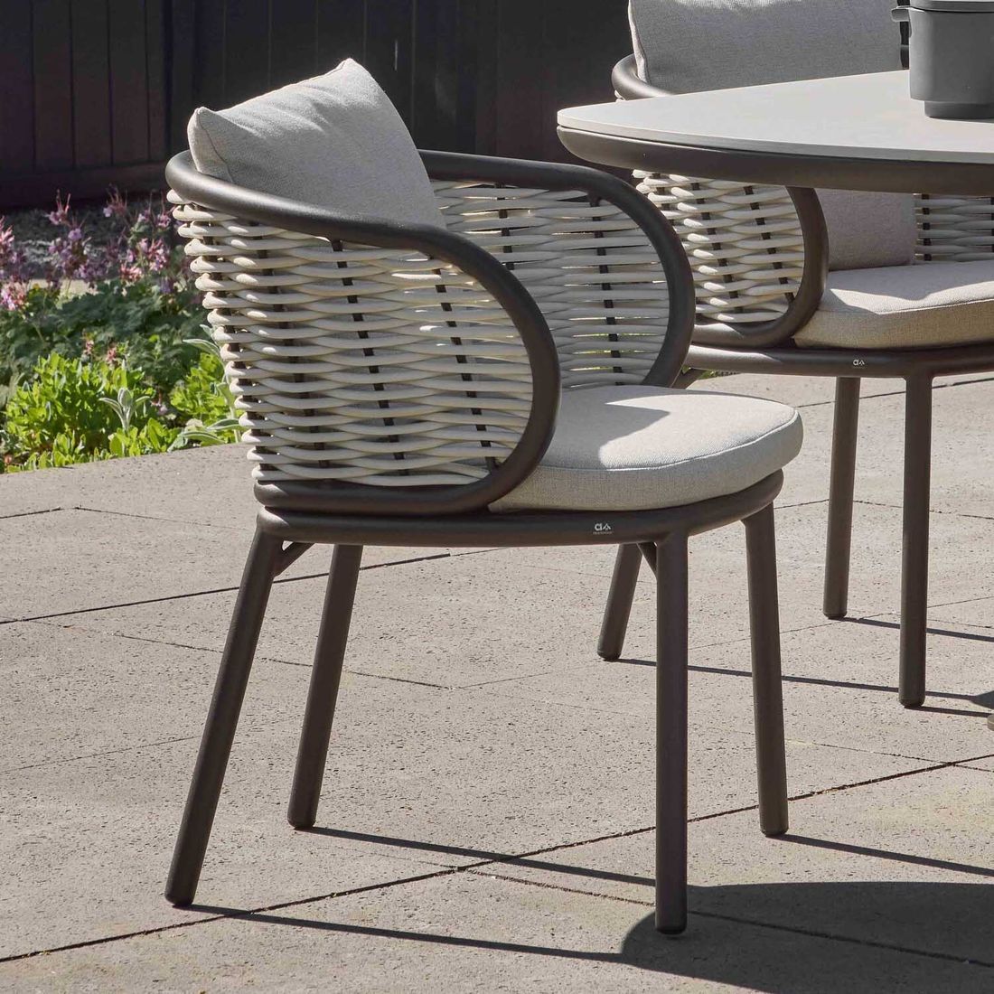 Montert Hagestol med armlener Pine Key aluminium/polyrotting med puter Apple Bee på terrasse