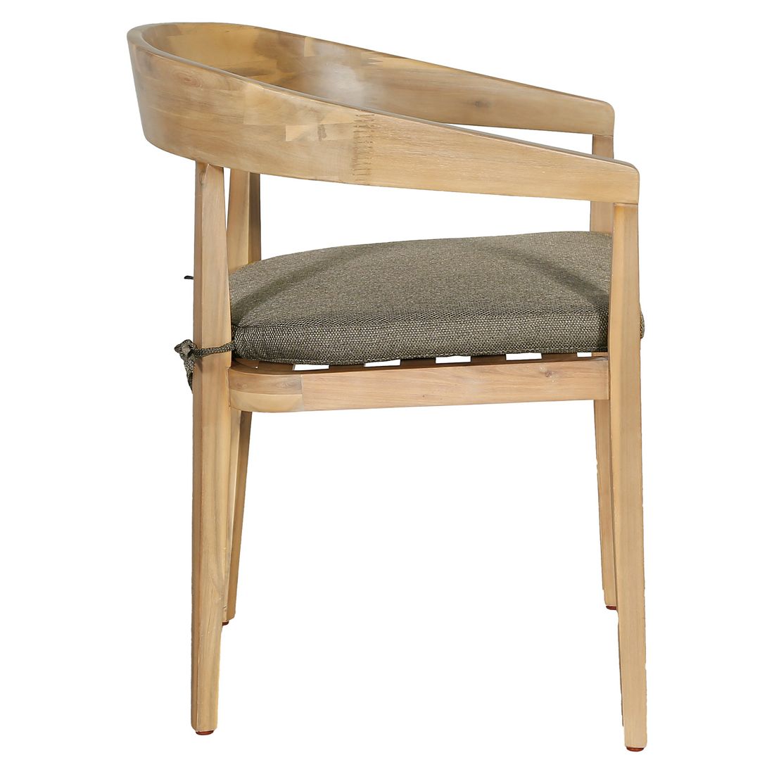 Montert Hagestol Sanjo akasie med sittepute 57x51 cm på terrasse