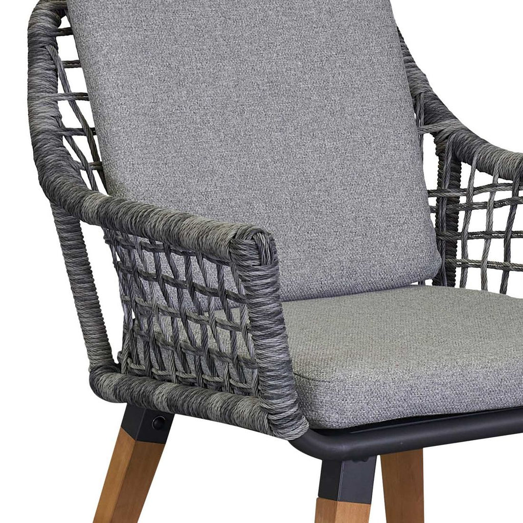 Hagestol Tinity aluminium med tau og puter i terrassemiljø