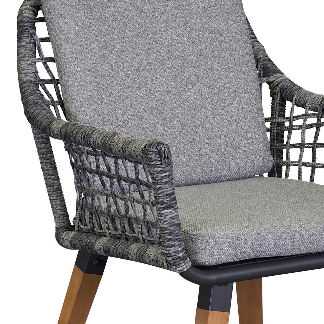 Hagestol Tinity aluminium med tau og puter i terrassemiljø
