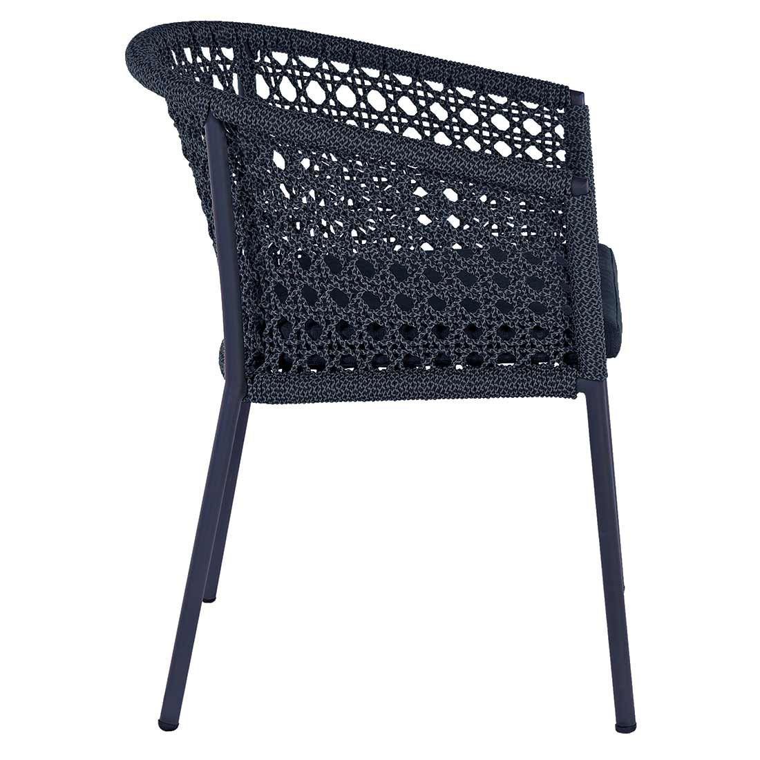 Montert Hagestol Zui aluminium med tau og sittepute på terrasse