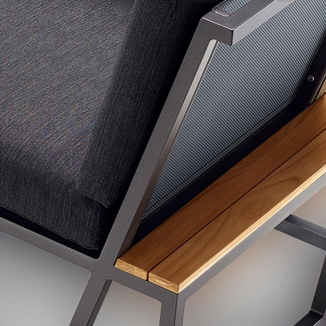 Detalj av søm på stoffet til Hjørnemodul lounge Havanna aluminium 77x73 cm - Sieger
