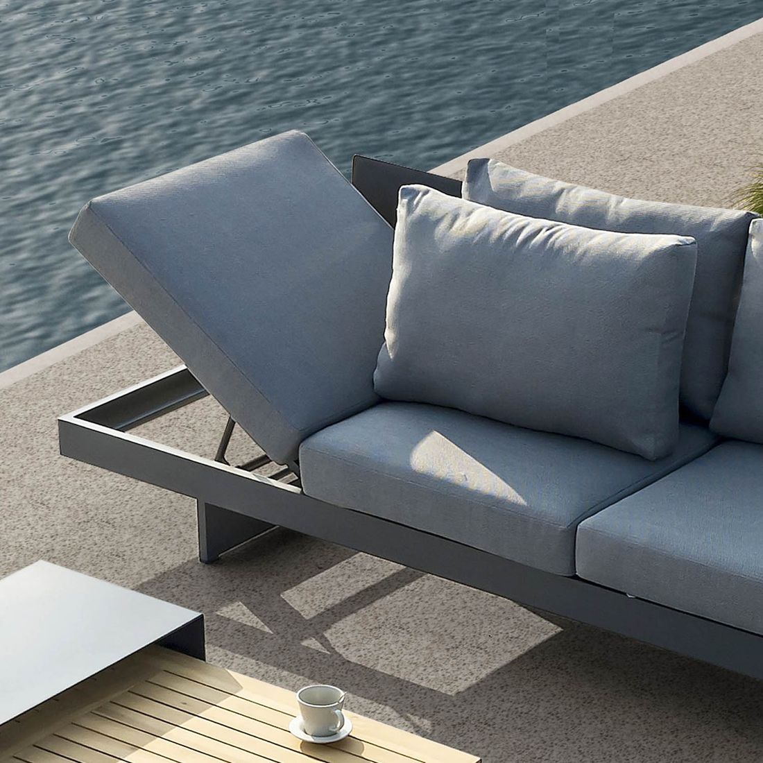 Hjørnesofa ute Luna med loungebord aluminium/akasie bord detalj