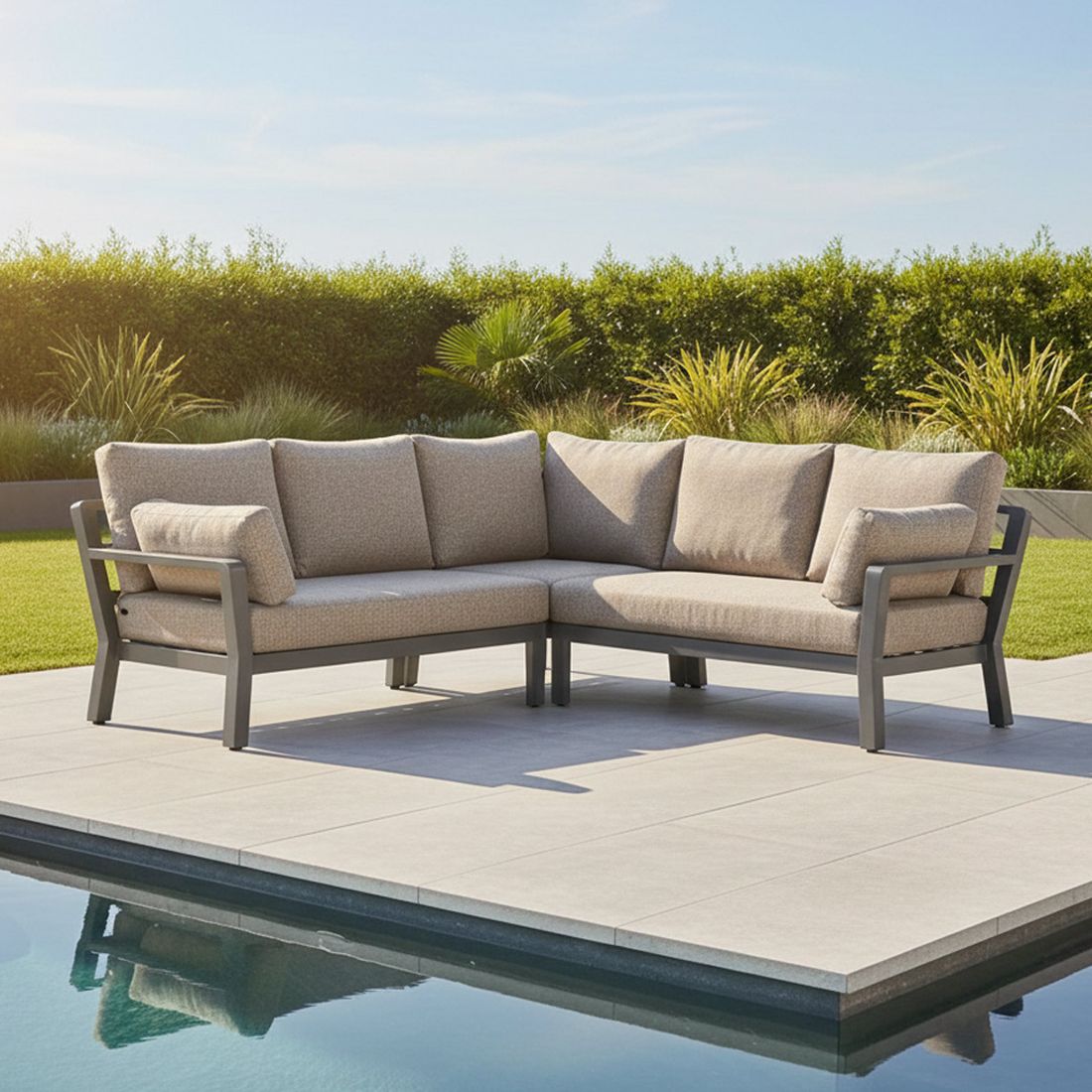Hjørnesofa ute Avena med spisebord aluminium 225x225 cm forfra
