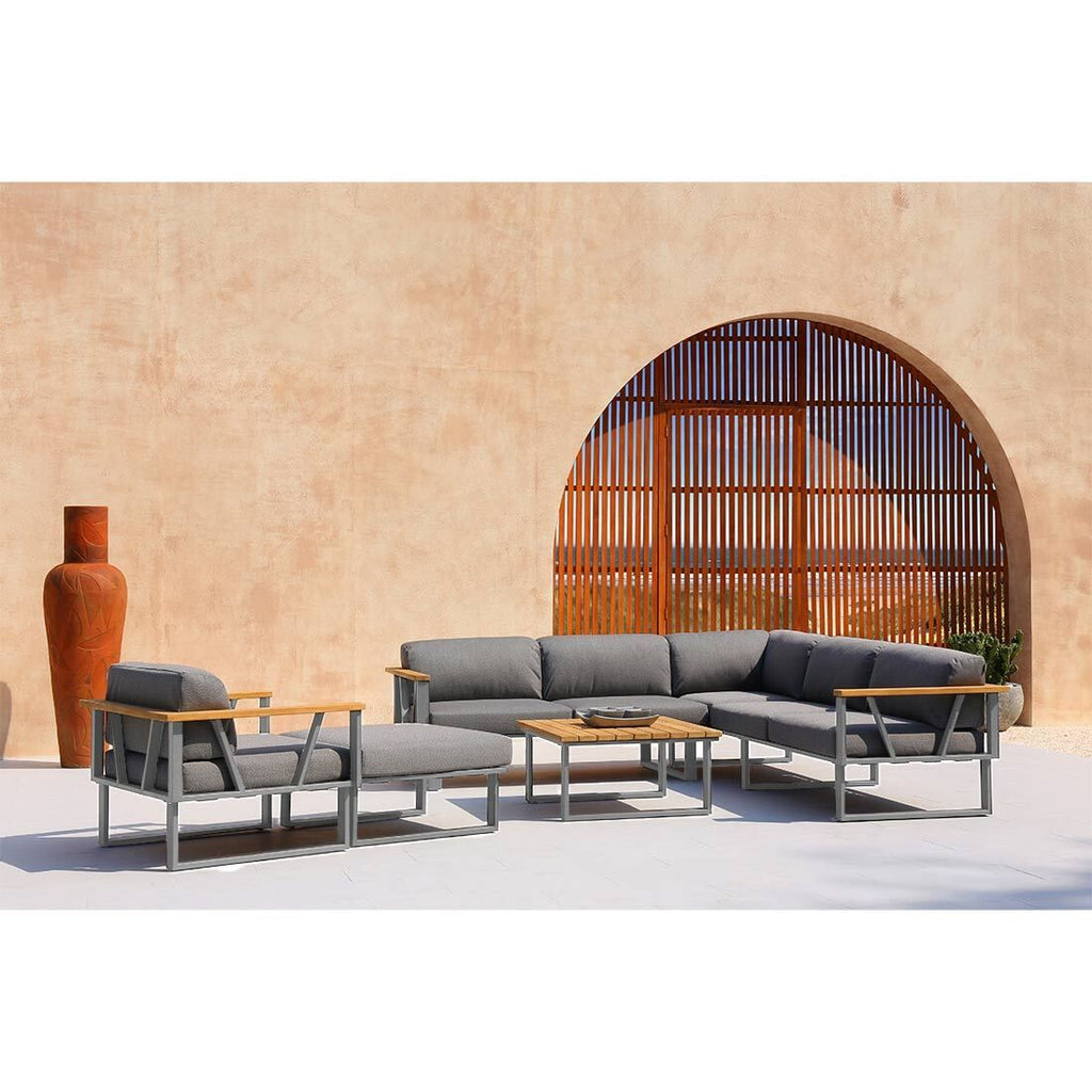 Detalj av Hjørnesofa ute Belvedere med loungebord rustfritt stål 395x165 cm