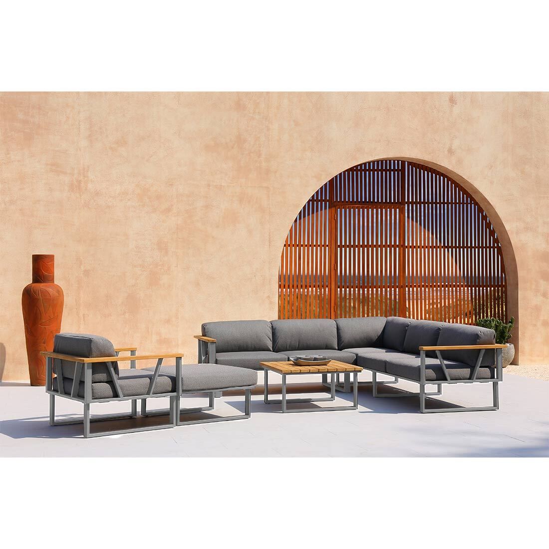 Detalj av Hjørnesofa ute Belvedere med loungebord rustfritt stål 395x165 cm