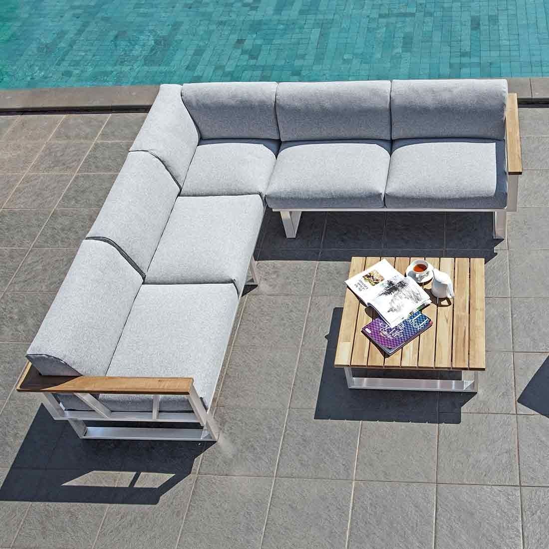 Hjørnesofa ute Belvedere med loungebord fra forfra