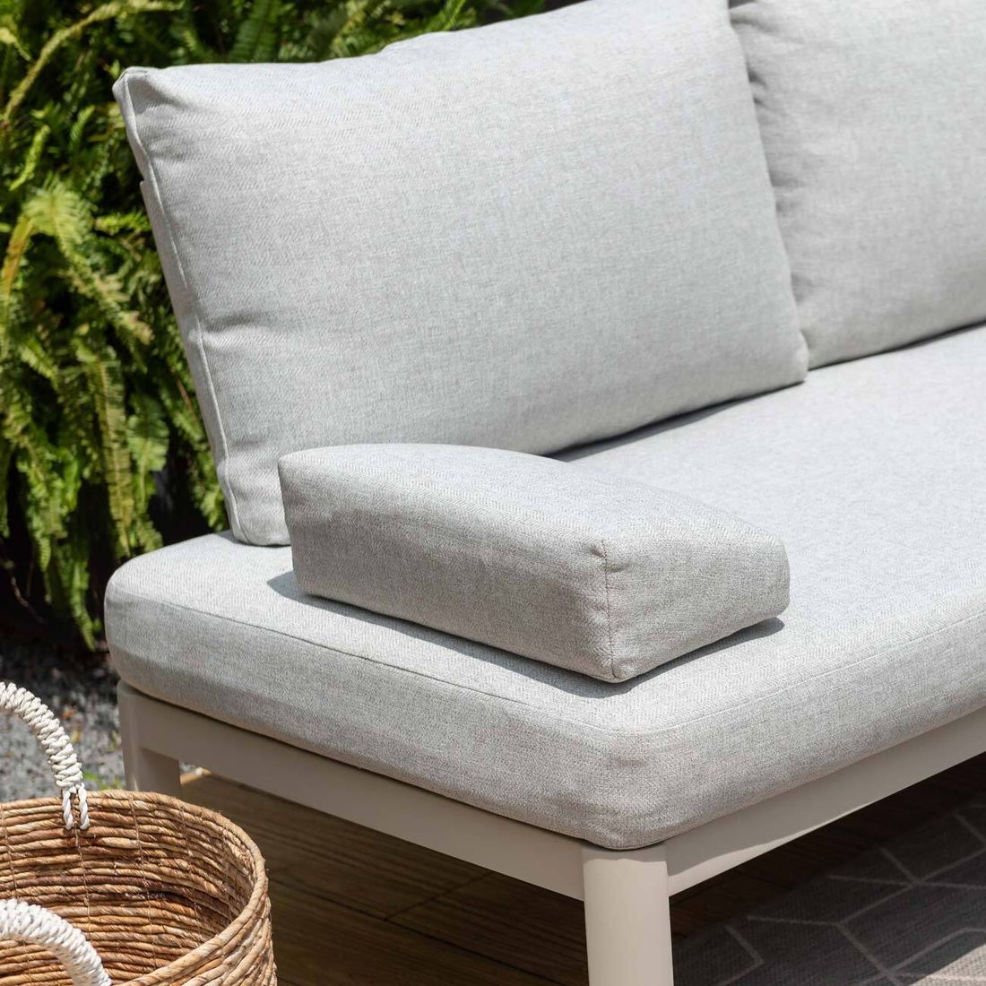 Montert Hjørnesofa ute Berlin aluminium/polyester på terrasse