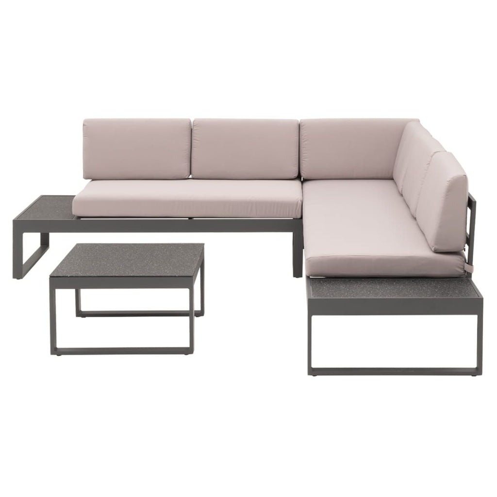 Nærbilde av puter på Hjørnesofa ute Brescia med loungebord aluminium
