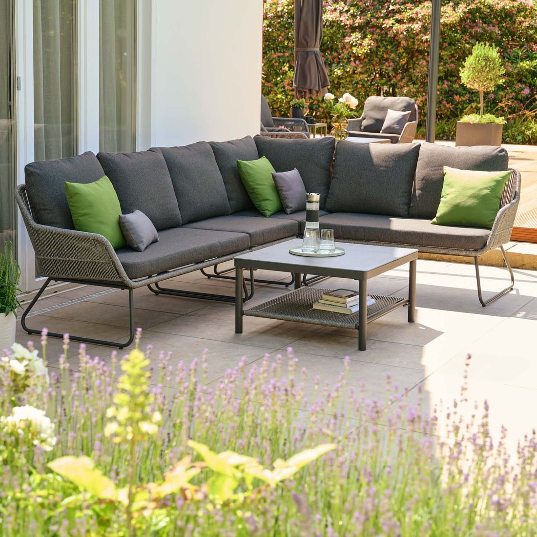 Hjørnesofa ute Kansas med loungebord aluminium/flettverk sett forfra