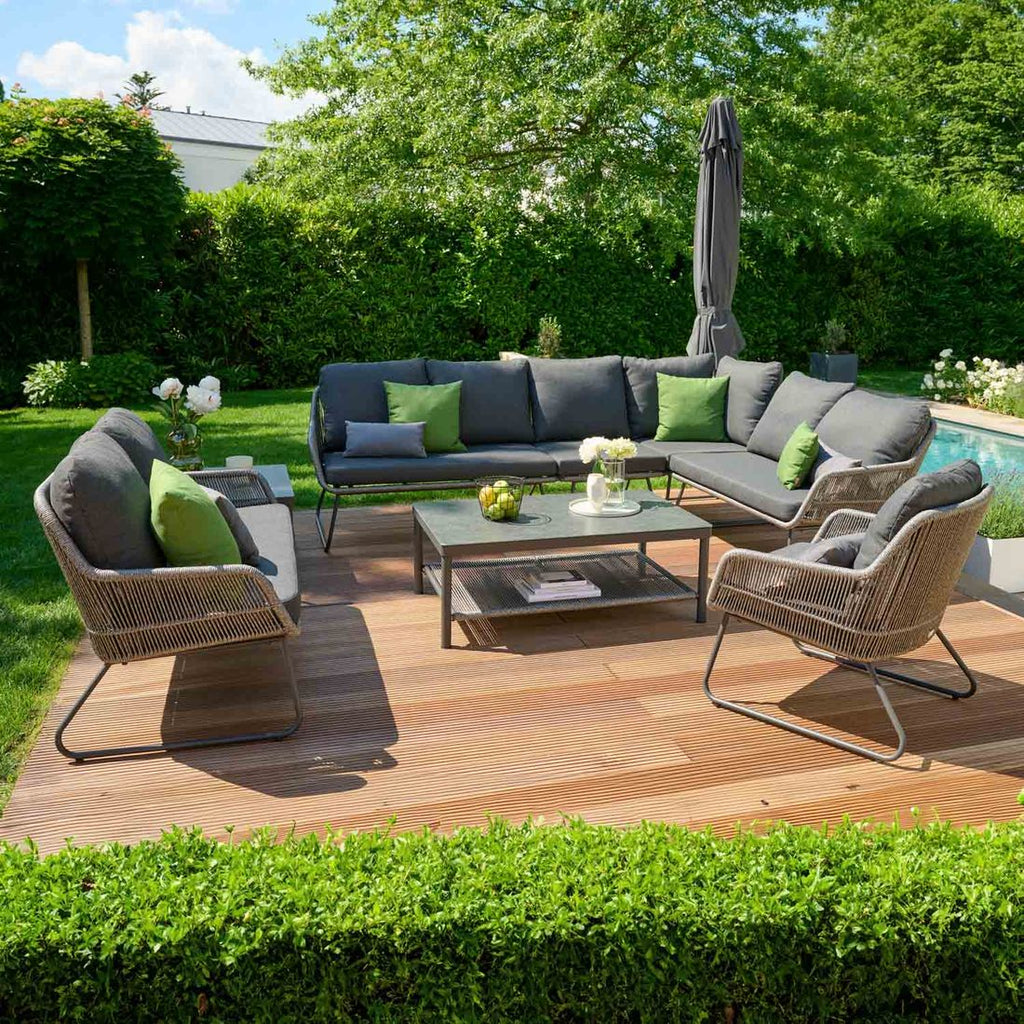 Hjørnesofa ute Kansas med loungebord forfra fra Siena Garden