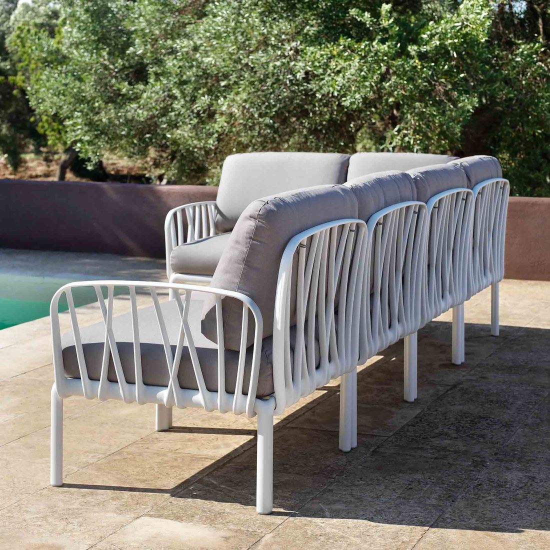 Oversikt over Hjørnesofa ute Komodo plast/tekstil 294x154 cm - Nardi på terrasse