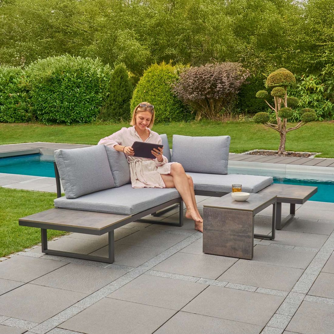 Hjørnesofa ute Leyaro med loungebord aluminium HPL forfra