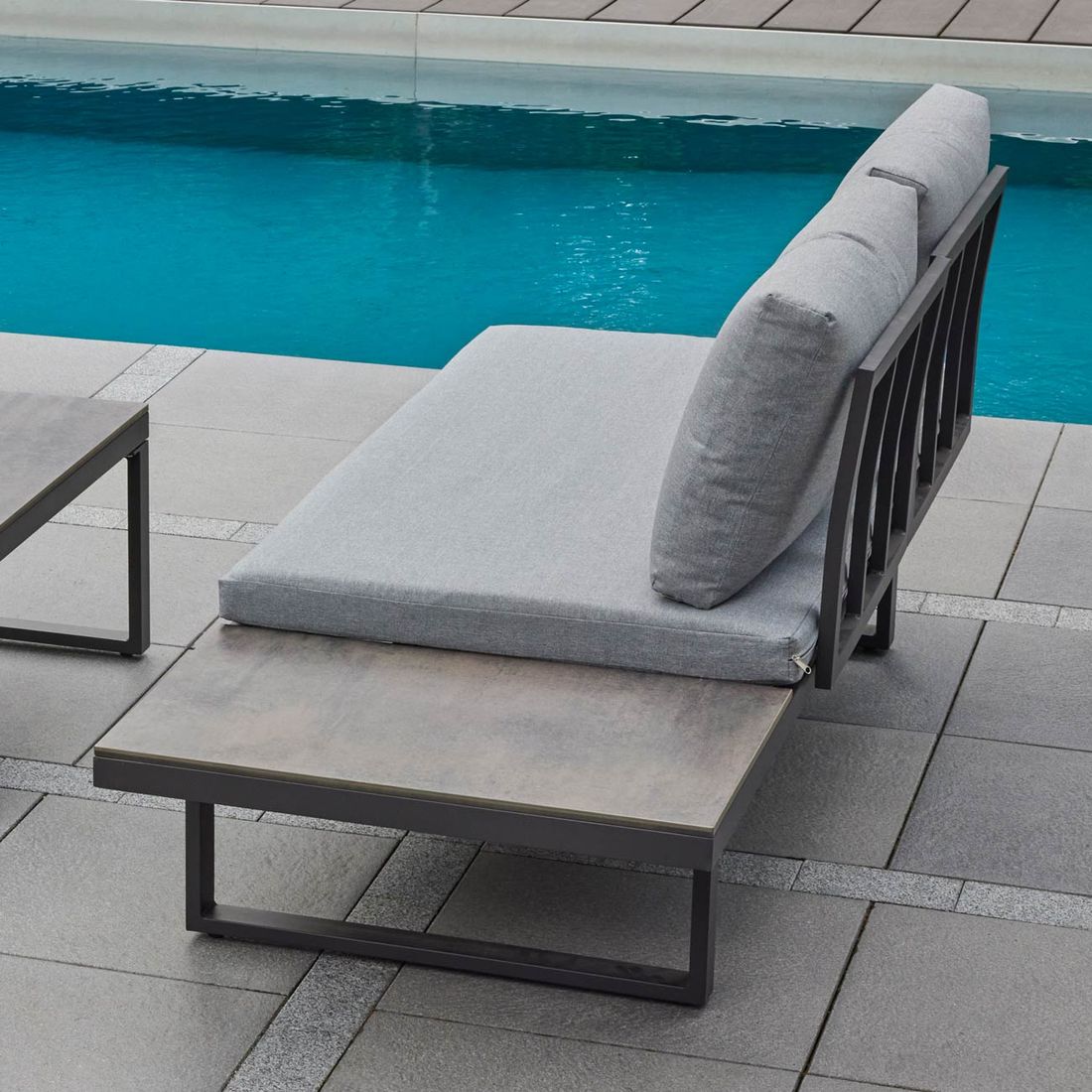 Montert Hjørnesofa ute Leyaro med loungebord aluminium HPL på terrasse