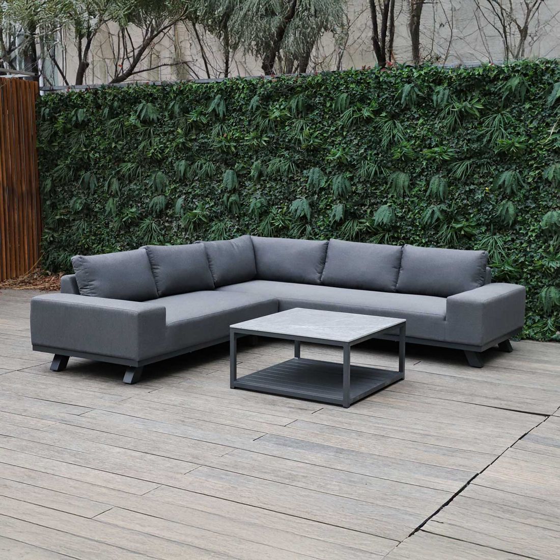 Hjørnesofa ute Madagaskar med loungebord aluminium 260x260 cm - OUTLIV forfra