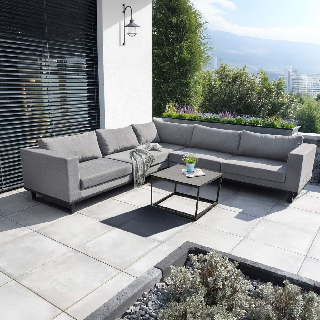 Hjørnesofa ute Miami med loungebord aluminium i hage