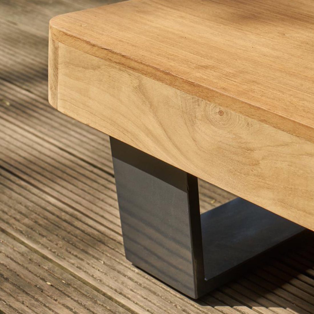 Detalj av Olefin stoff på hjørnesofa ute New York aluminium/teak 310x310 cm med loungebord