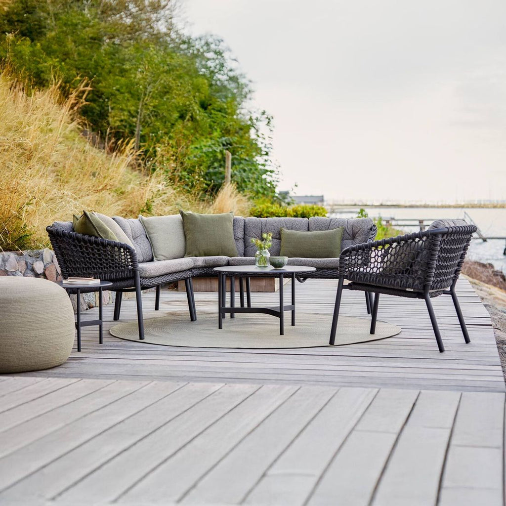Oversiktsbilde av Hjørnesofa ute Ocean aluminium tau mørk grå