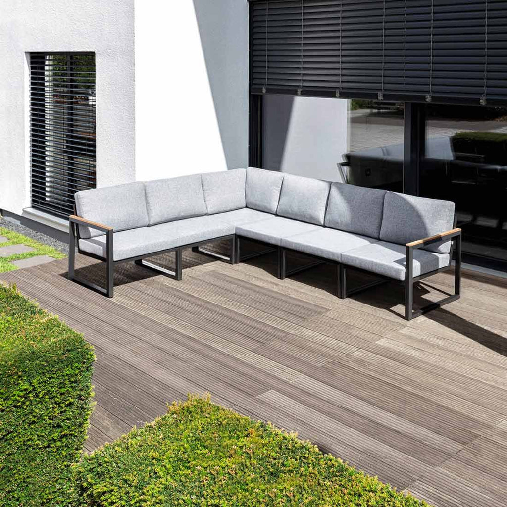 Detalj av stoff og ramme på Hjørnesofa ute Ocean Skid aluminium/olefin antrasitt