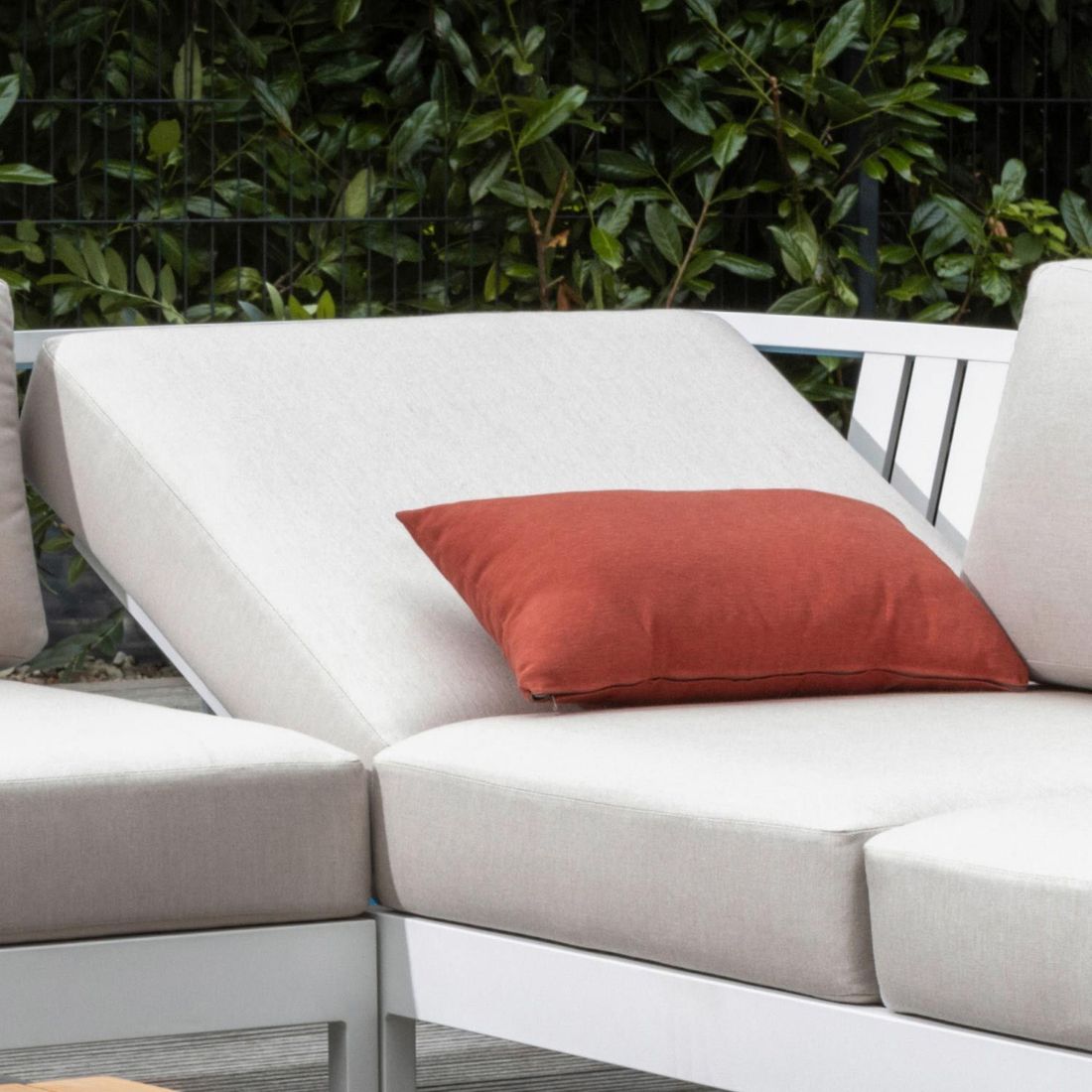 Hjørnesofa ute Ocean Skid Platform med loungebord ben og understell